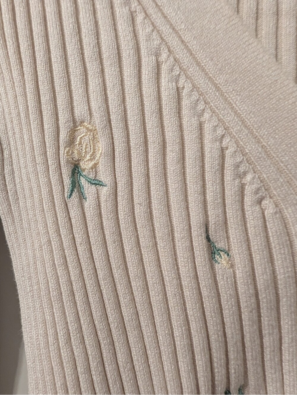 H&M Cream Ribbed Embroidered V Neck Cardigan - Picture 5 of 6